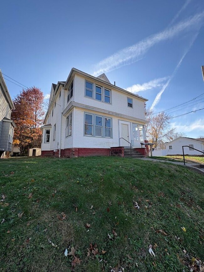 Building Photo - Two bedroom one bathroom 1st level for rent