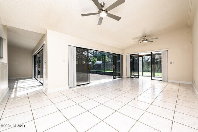 Building Photo - 4 Baywood Dr