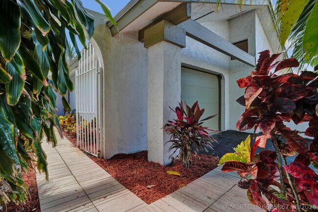 Building Photo - 820 NW 21st Way