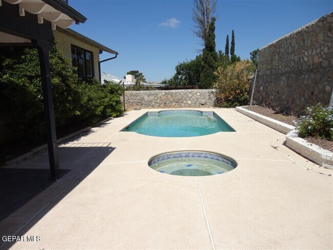 Building Photo - 6417 Pino Real Dr