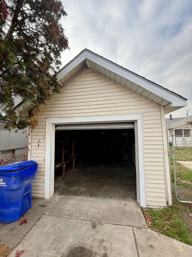 Building Photo - Approved Applicant - 2 Bedroom Newly Remod...