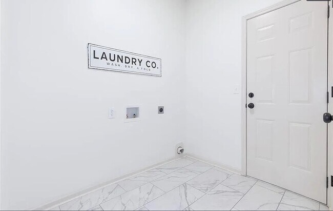 Building Photo - Spacious and Elegant 4 BR 3.5 BA Home in Olathe!