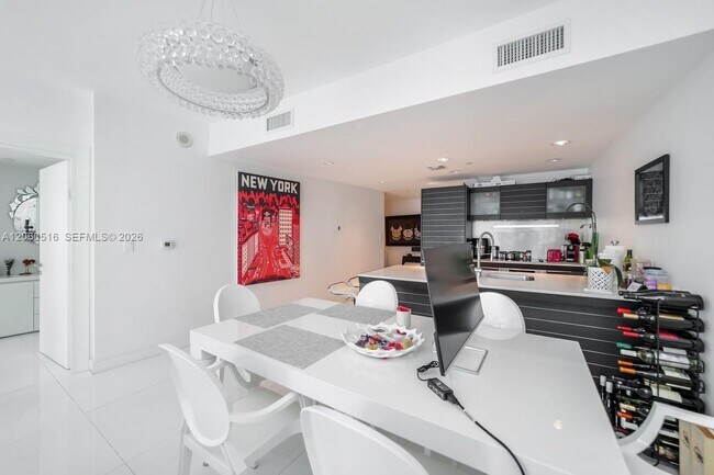 Building Photo - 200 Biscayne Blvd Way
