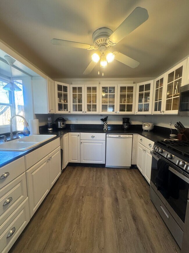 Building Photo - Charming 3 Bedroom in Knob Hill with views of Pikes Peak