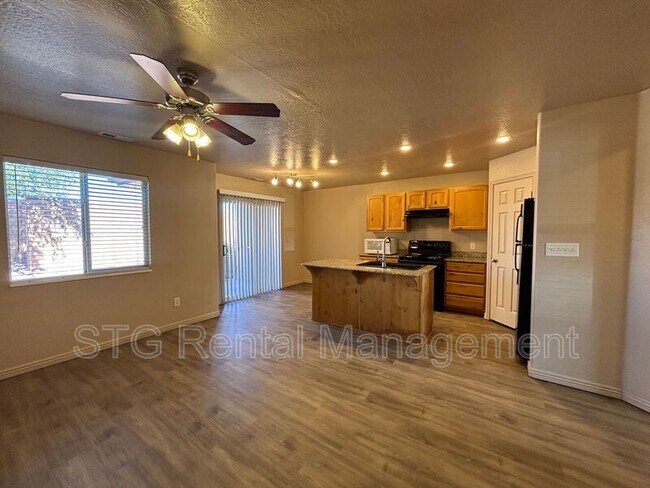 Building Photo - 3155 S Hidden Valley Dr