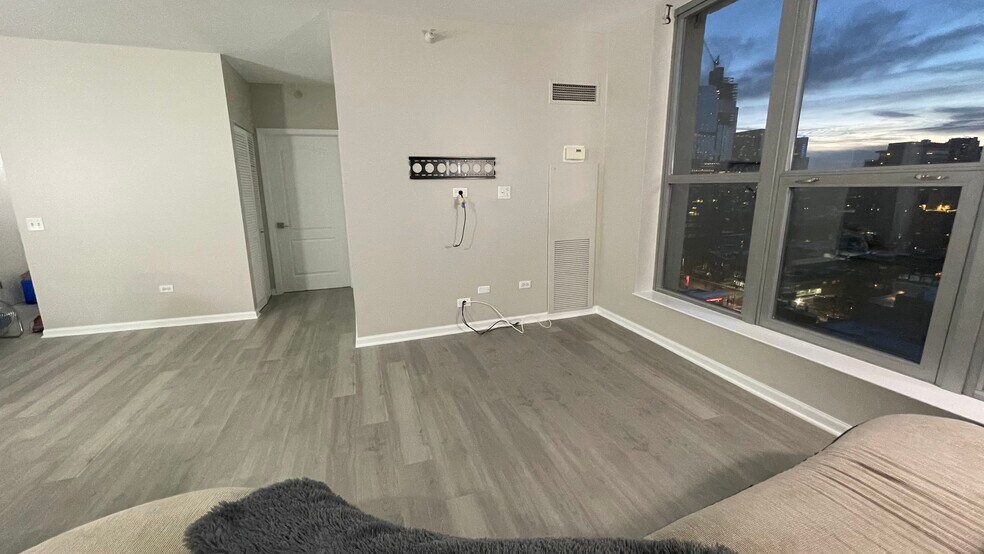 Family Room - Wall Mount TV - 600 N Dearborn St