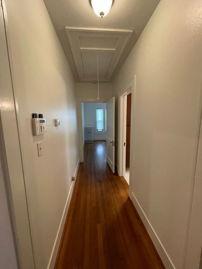 Building Photo - Freshly updated 2/2/Study home