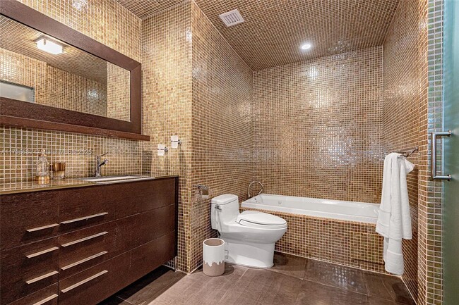Building Photo - 2301 Collins Ave