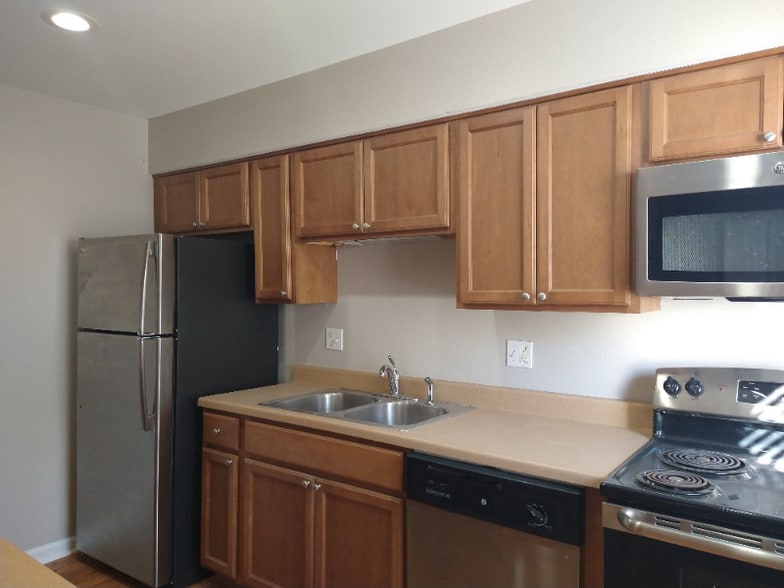 Building Photo - 6250 Bellaire Dr