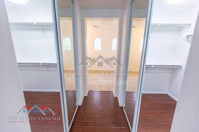 Building Photo - 110 Cholla St