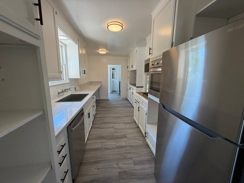 Building Photo - 13422 Oxnard St