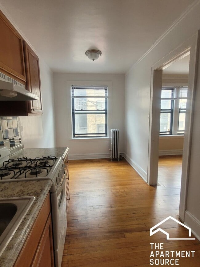 Building Photo - 1717 W North Shore Ave