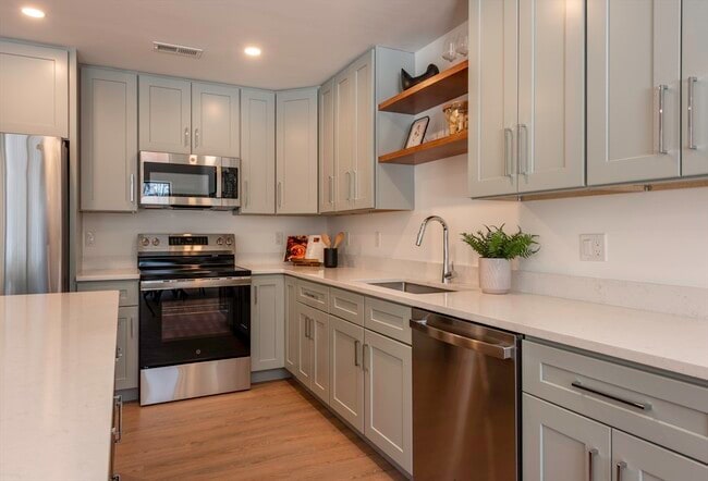 Building Photo - 1060 Main St