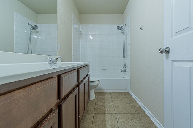 Building Photo - Great 4 bedroom 2.5 bath in Wildhorse