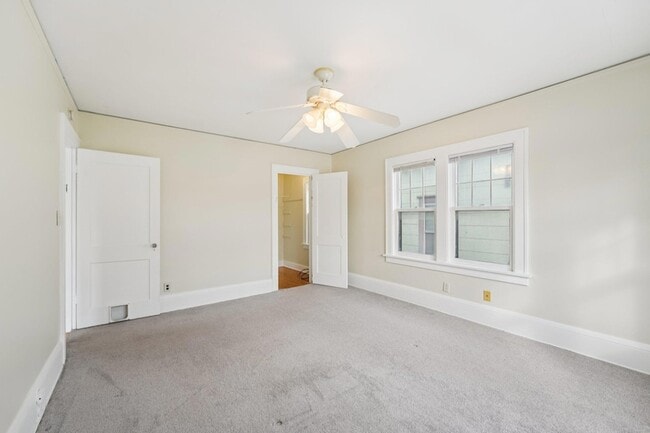 Building Photo - 661 Surrey Ave E