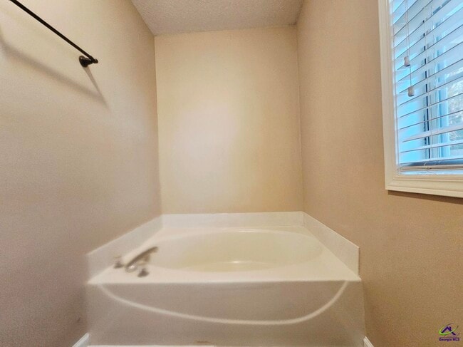 Building Photo - 217 Willis Creek Rd