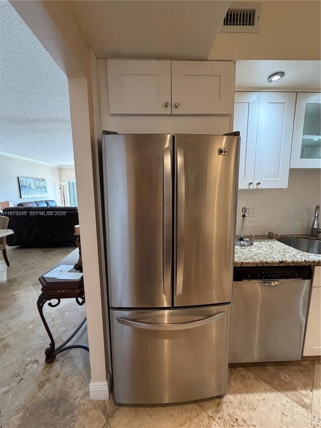 Building Photo - 500 Bayview Dr