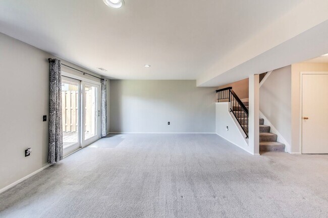 Building Photo - 3 bed + 2 Full + 2 half Bath - End Unit TH