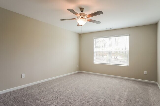 Building Photo - 547 Landing View Dr