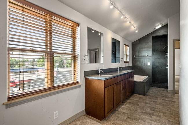 Building Photo - 1275 S Clayton St