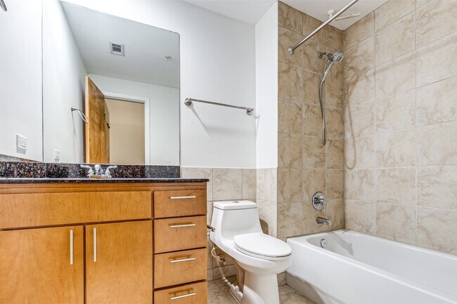 Building Photo - 1312 Live Oak St