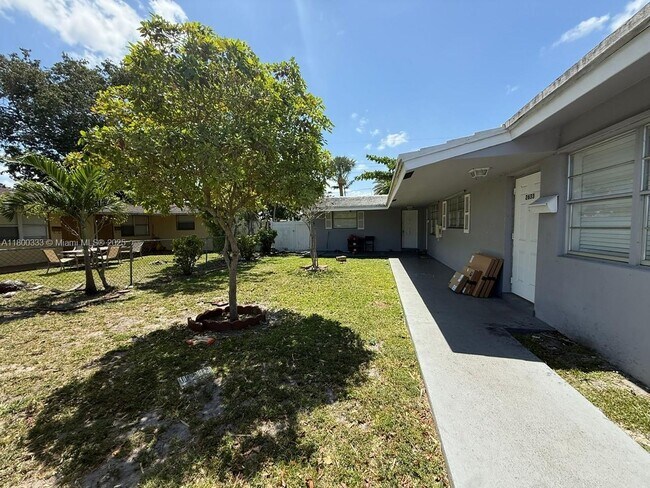 Building Photo - 2633 NW 9th Ave