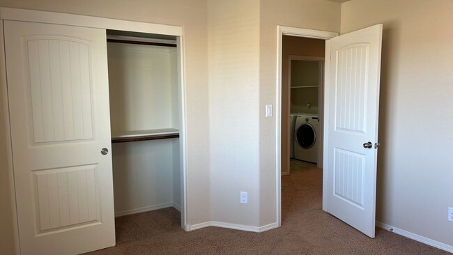 Building Photo - **Beautiful 4 Bedroom Home**Located in Lom...