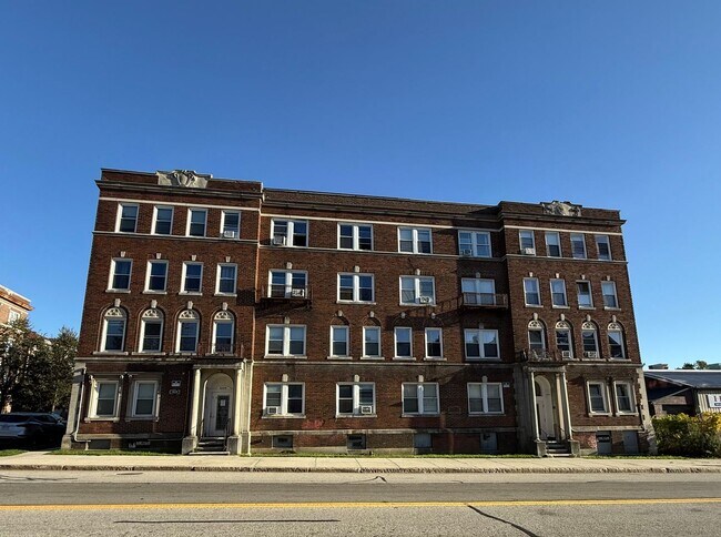 Primary Photo - 1039 Main St