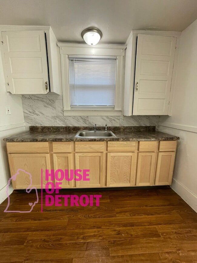 Building Photo - 3 BEDROOM 1 BATH FREE PRE-SCREEN