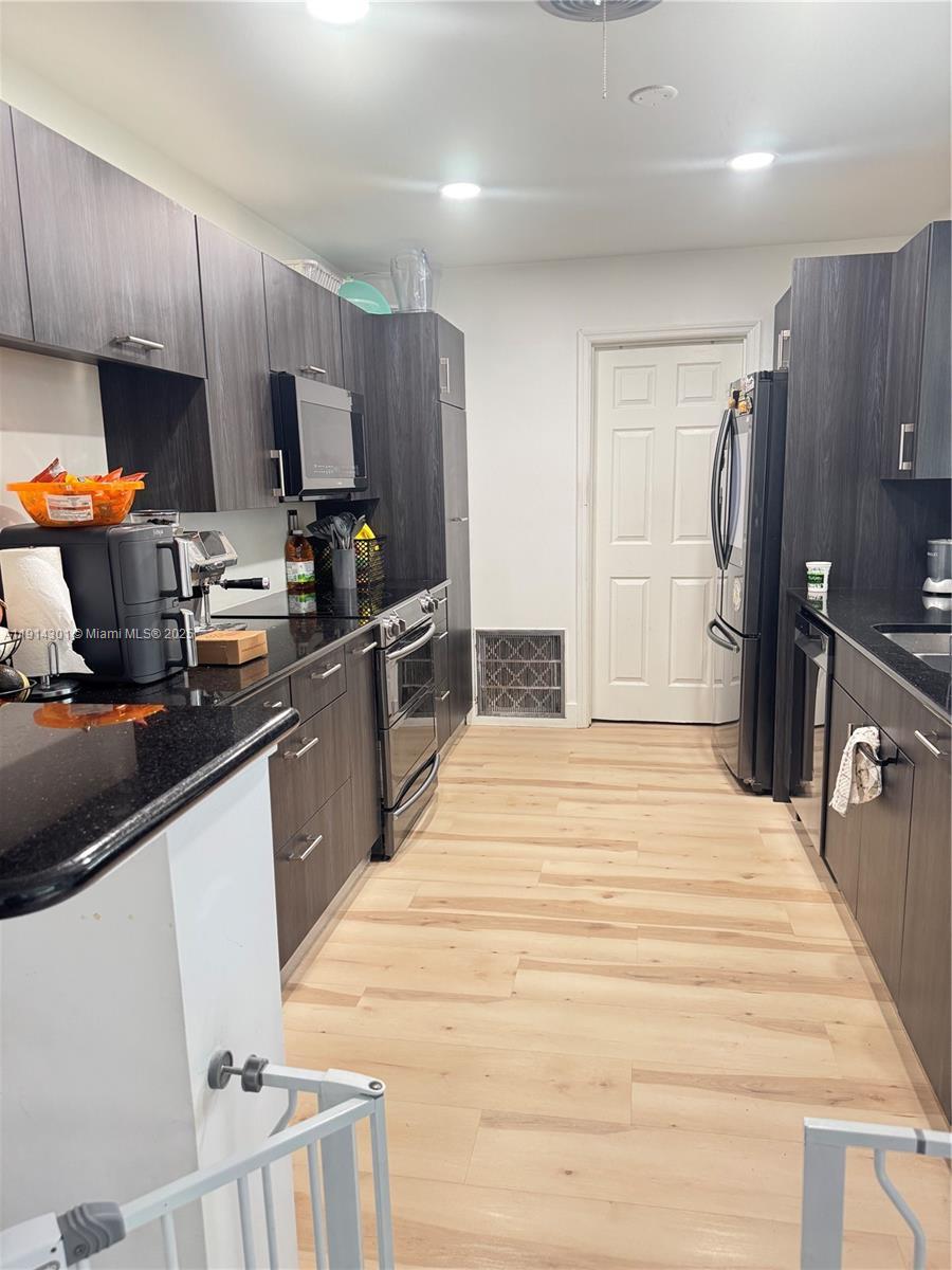 Building Photo - 3807 Hayes St