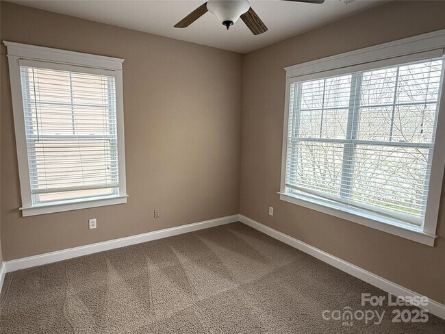 Building Photo - 15211 Barnsbury Dr