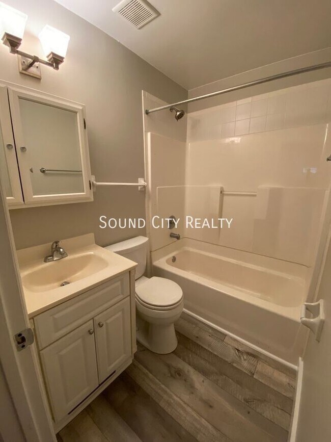 Building Photo - 3533 Albee Dr