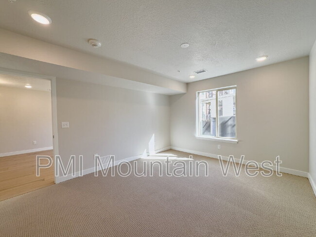 Building Photo - 1032 E 400 S