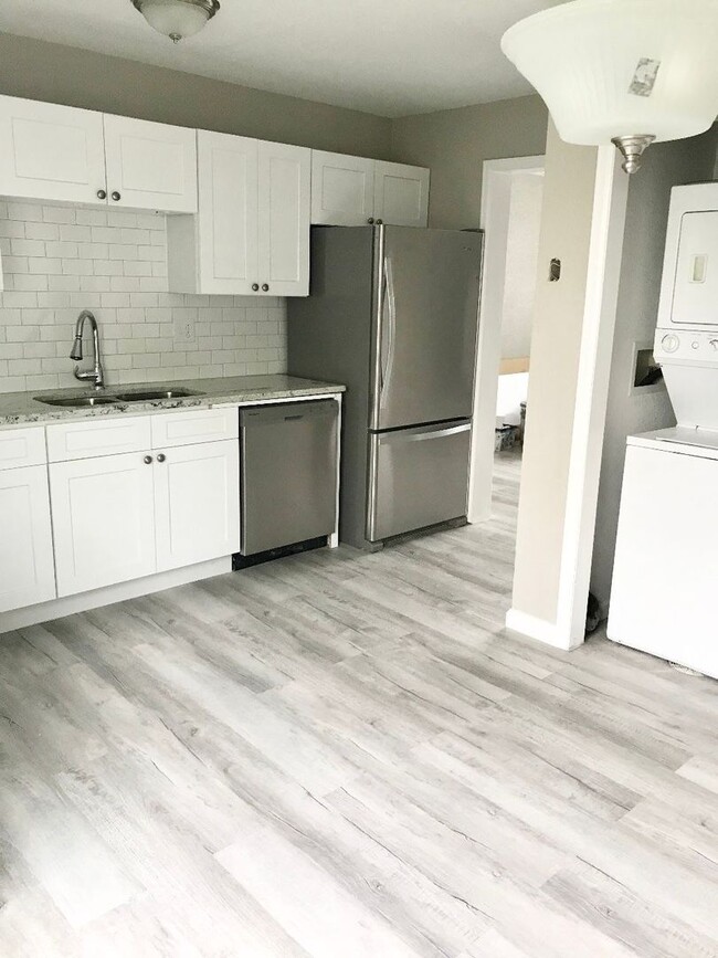 Building Photo - For Rent – Beautifully Remodeled 2-Bedroom...