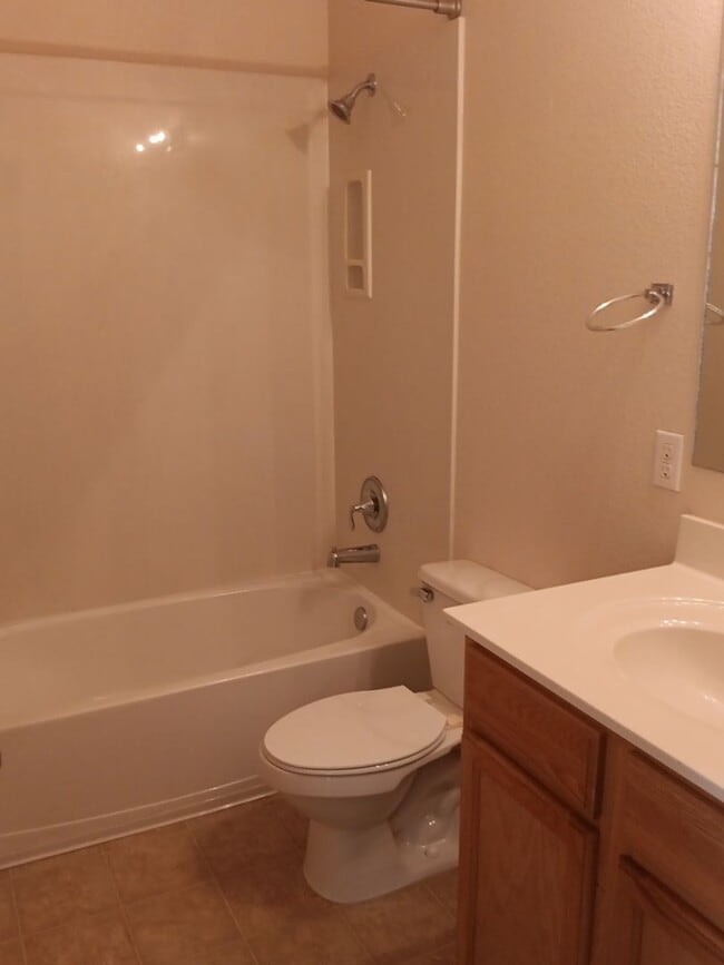 Building Photo - 3 Bedroom, 2 Bathroom Home! Schedule a Showing today!