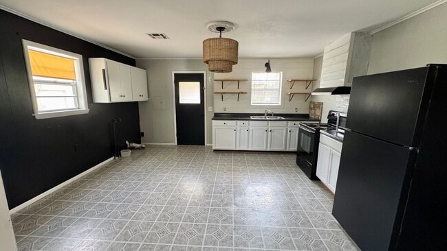 Building Photo - Move-In Ready 2 Bedroom Bungalow