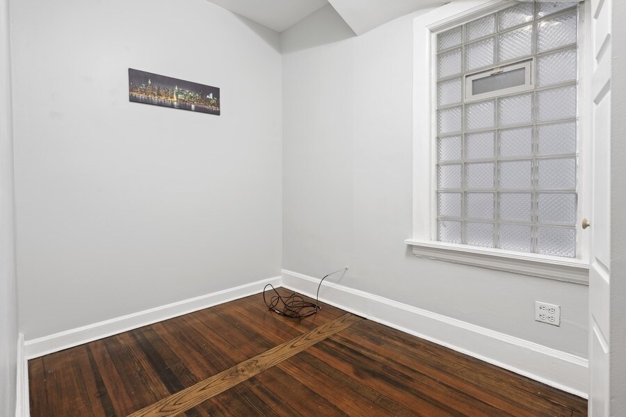 Building Photo - 1529 W Nelson St