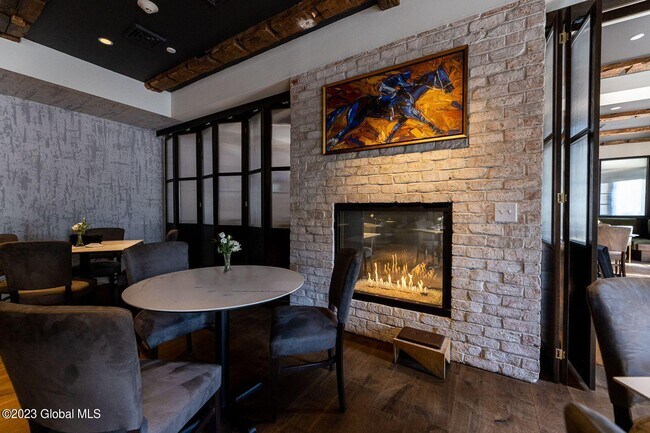 Building Photo - 365 Broadway