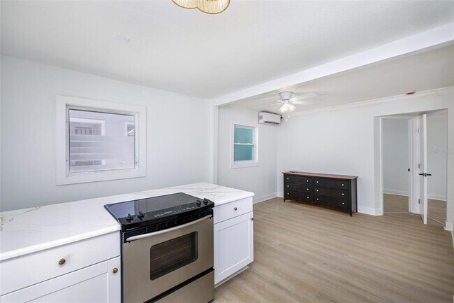 Building Photo - 618 7th Ave N