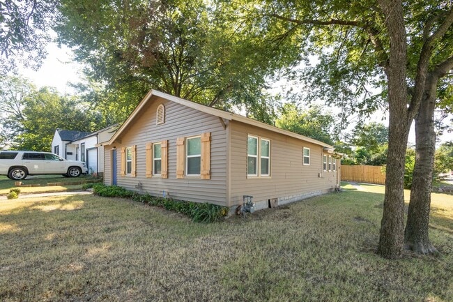 Building Photo - $500 Off The First Months Rent!! Location, Light & Lifestyle! 3-Bedroom Tulsa Beauty Near TU!