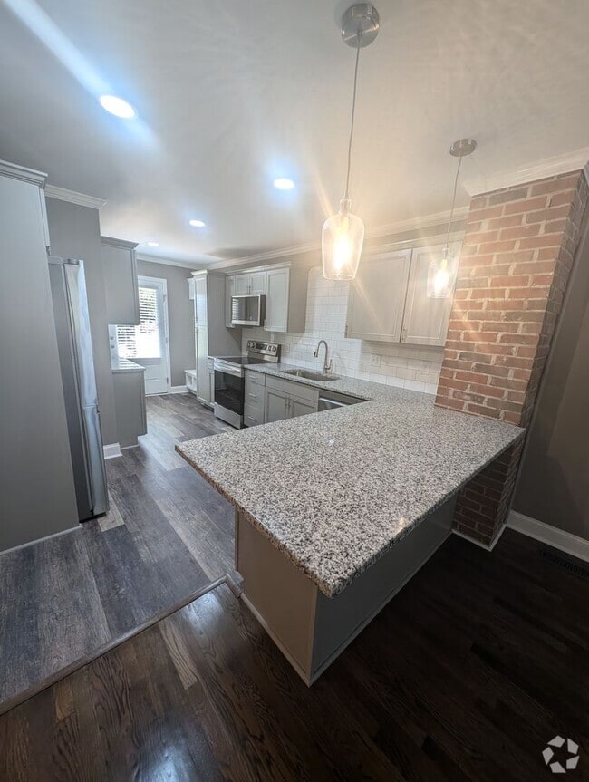 Building Photo - Two bedroom duplex, newly renovated