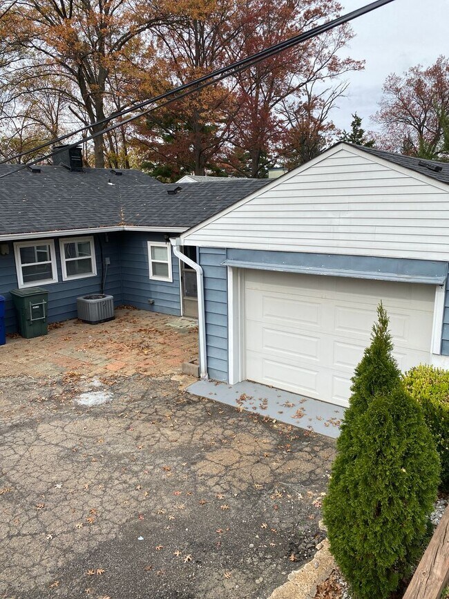 Building Photo - Move In Ready! Beautiful 3B 1b home in Lindenwood Park