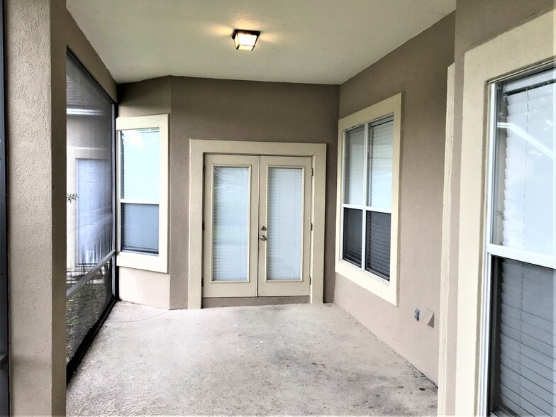 Building Photo - 587 Oakmont Dr