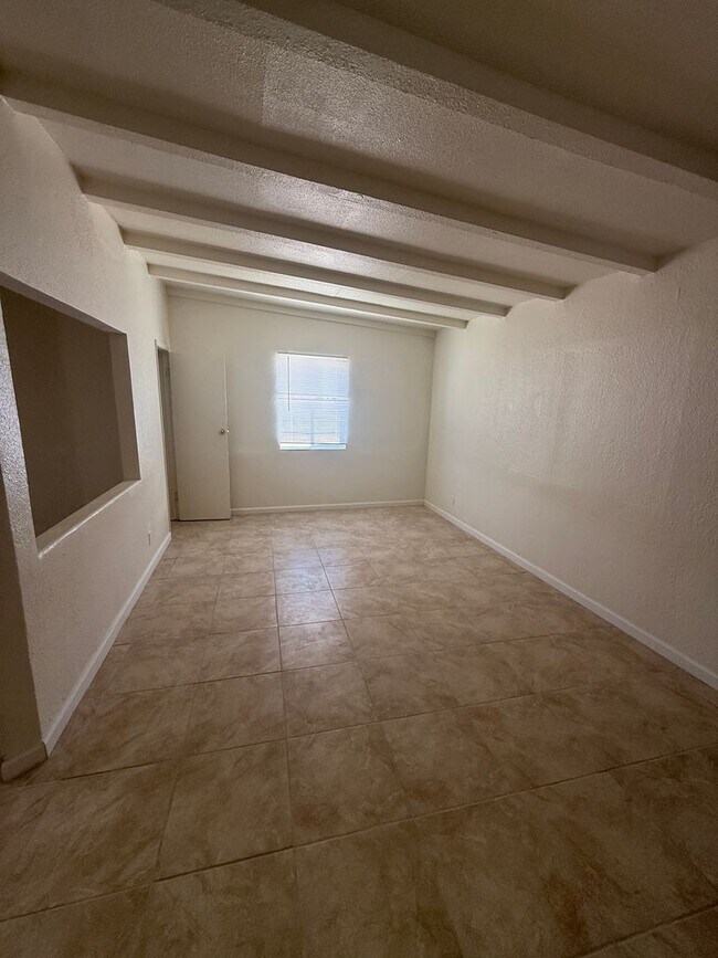 Building Photo - Desert View Apartments