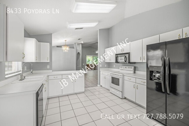 Building Photo - 8433 Poydras Ln