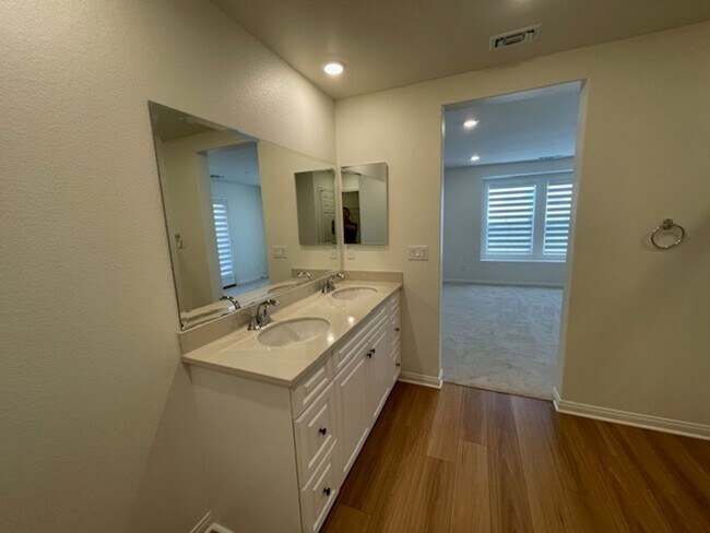 Building Photo - Newer Condo Over 2000 sq feet in Ontario