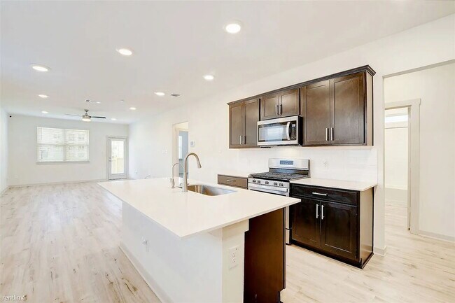 Building Photo - 121 Fairfax Ave