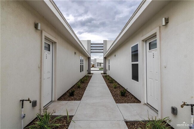 Building Photo - 10 W Kenwood St