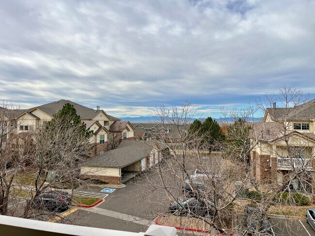 Building Photo - Very nice 2 bed 2 full bath on top floor n...