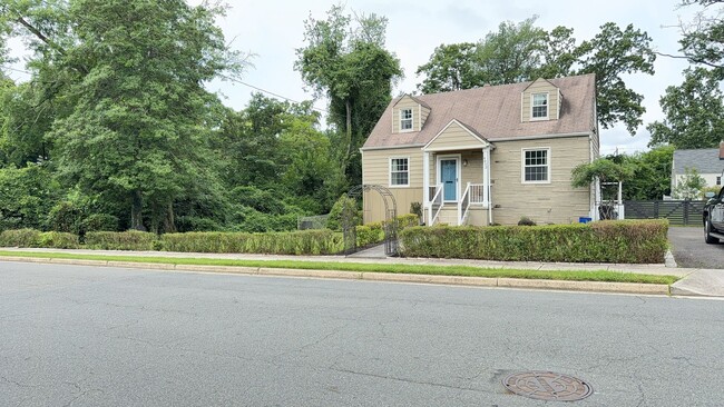 Building Photo - Charming Bungalow in the Heart of Fairfax ...